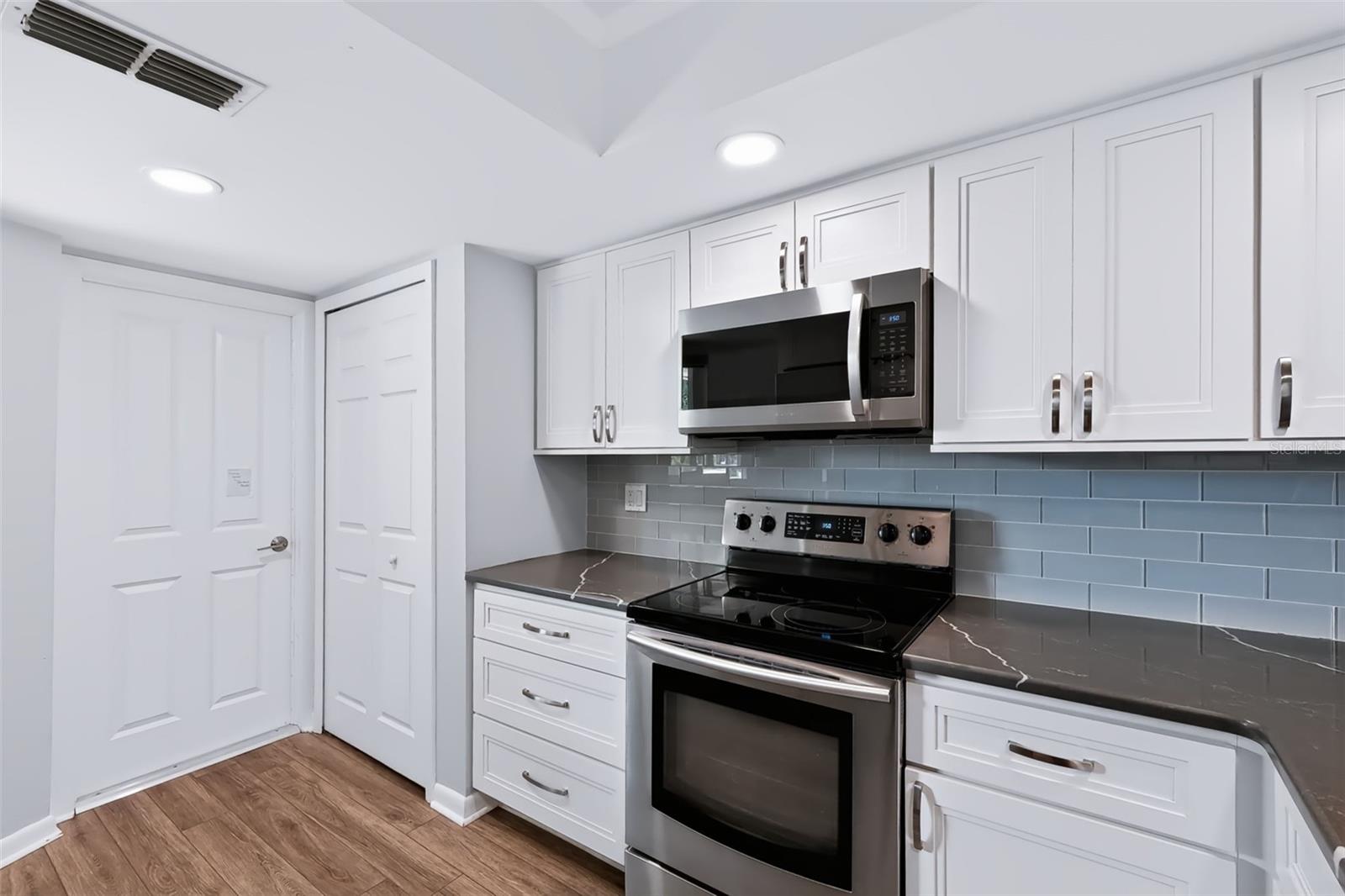 744 GREEN VALLEY RD — photo 23