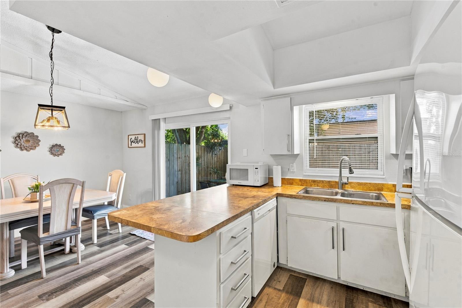 200 TWIN LAKE DR — photo 24