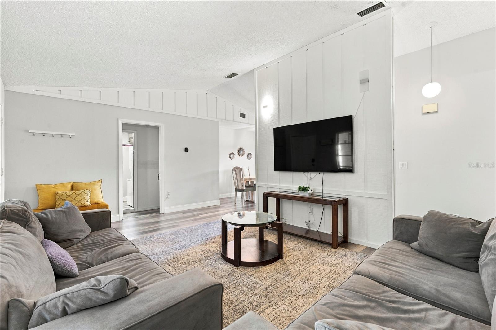 200 TWIN LAKE DR — photo 32