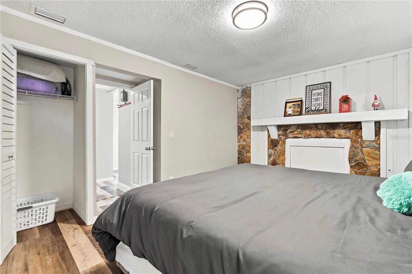 200 TWIN LAKE DR — photo 8