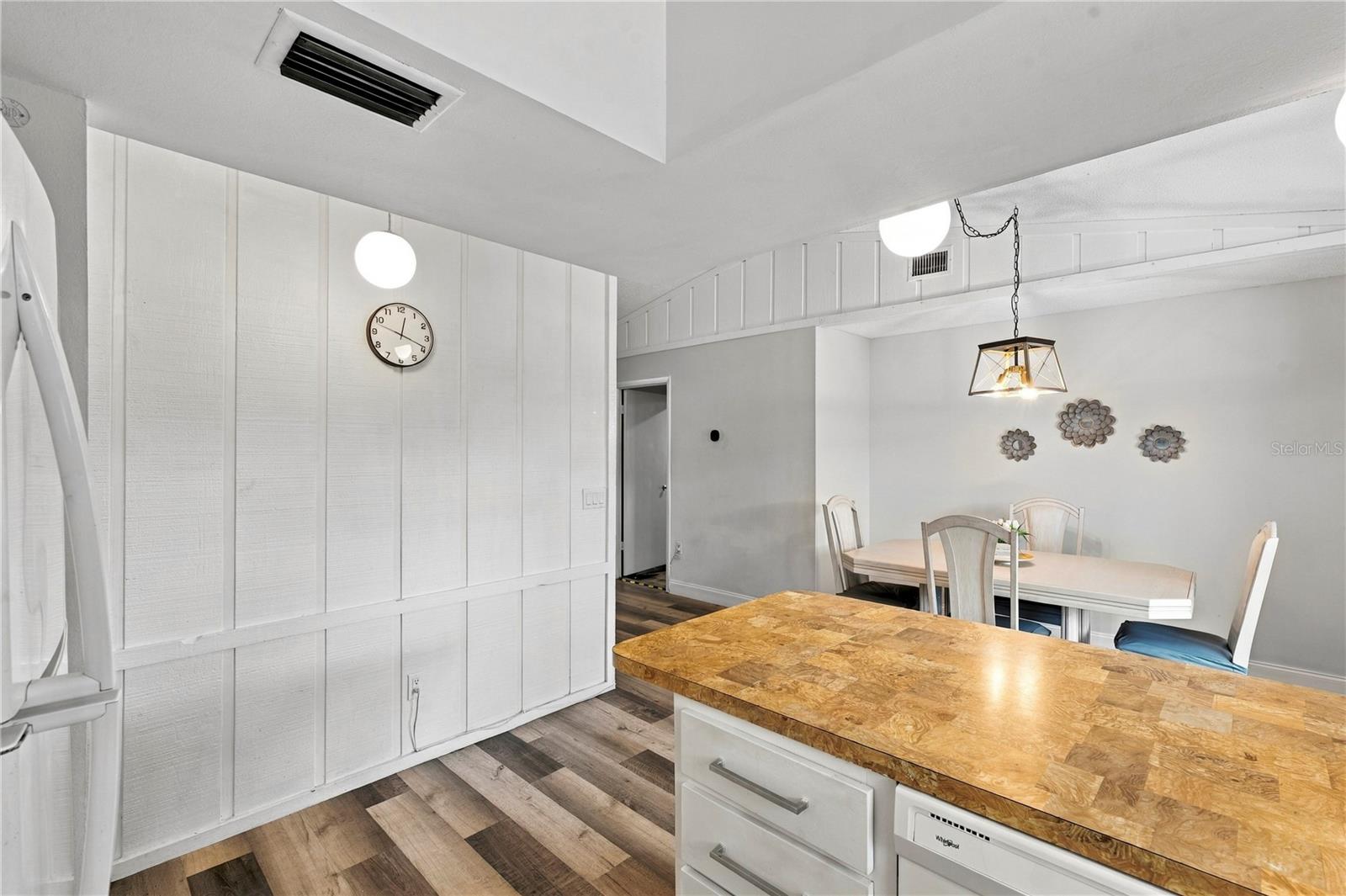 200 TWIN LAKE DR — photo 23