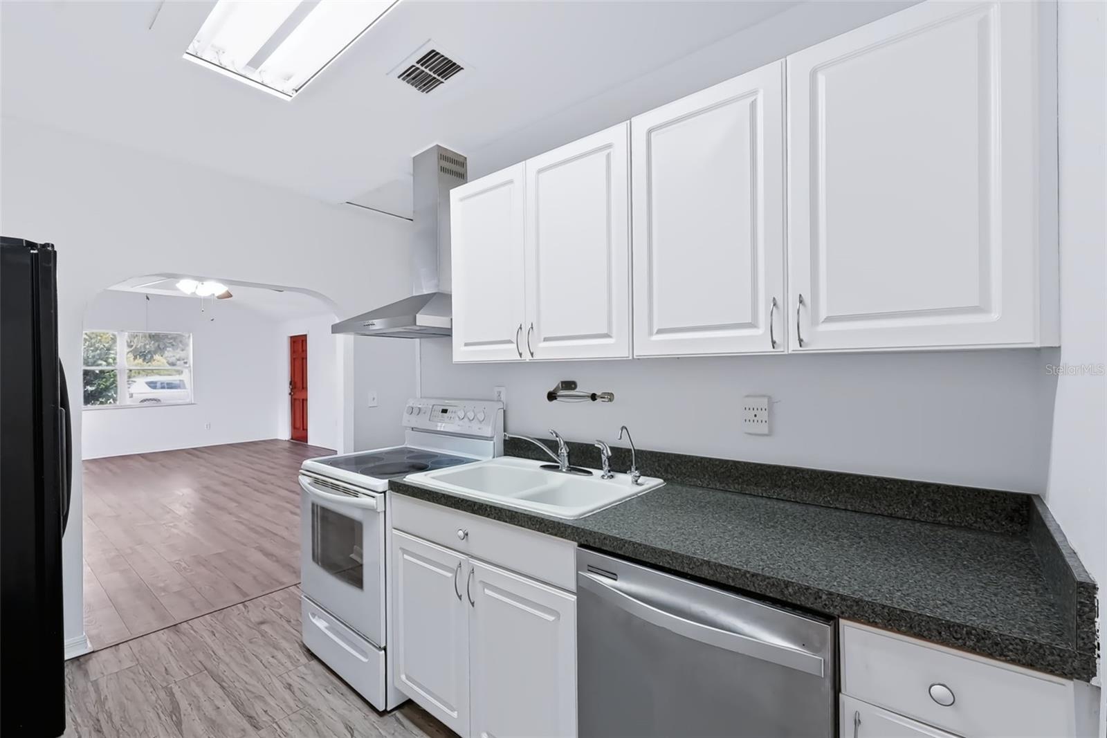 7606 ALVINA ST — photo 10