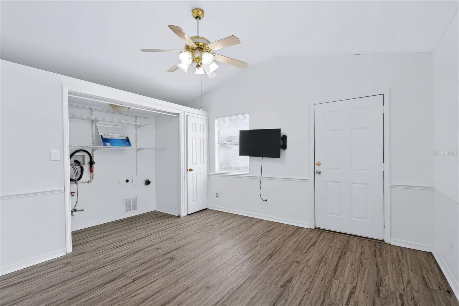 7606 ALVINA ST — photo 12