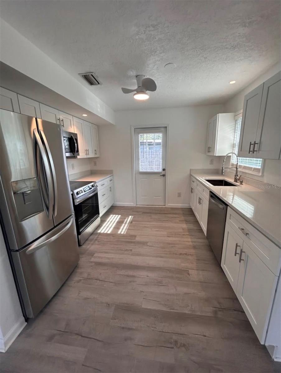 2825 LOUISE ST — photo 2