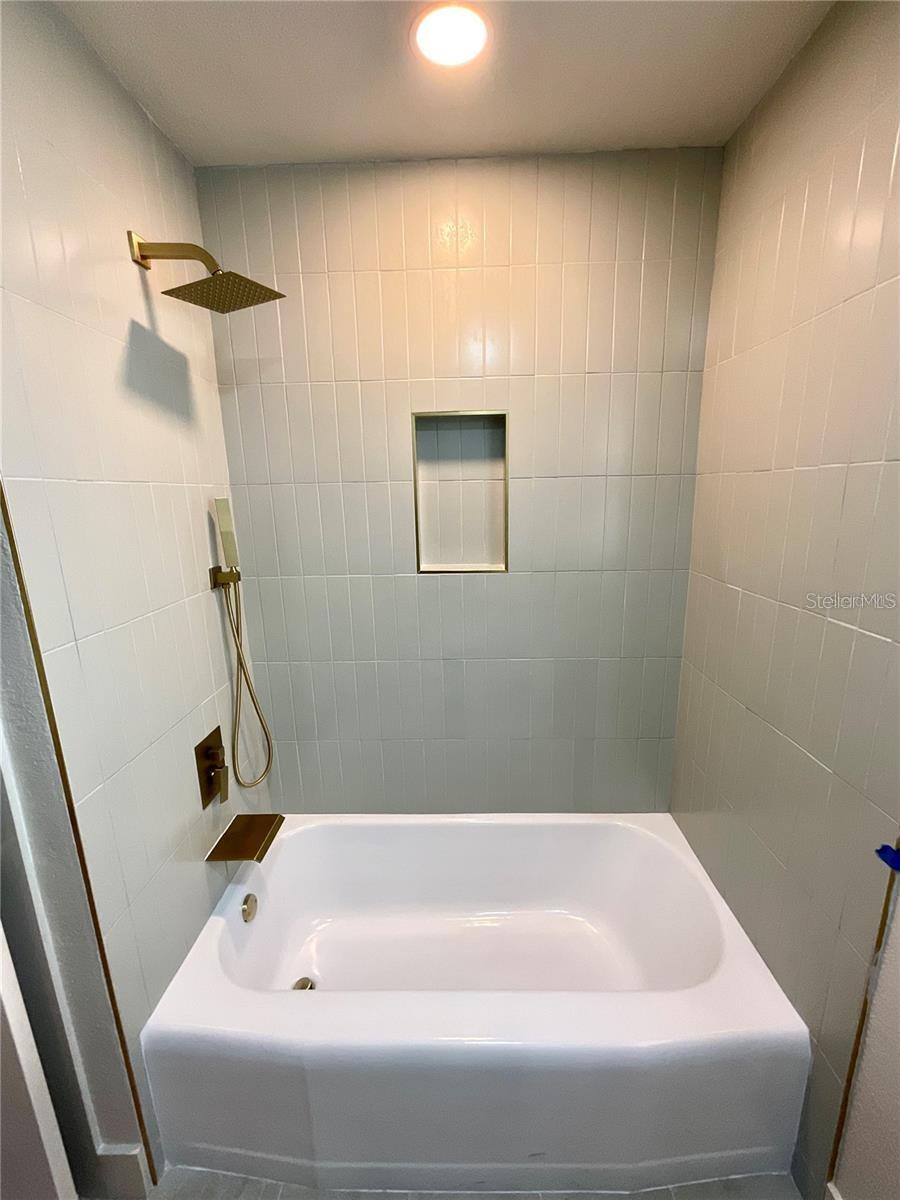 644 MANOR DR W — photo 8