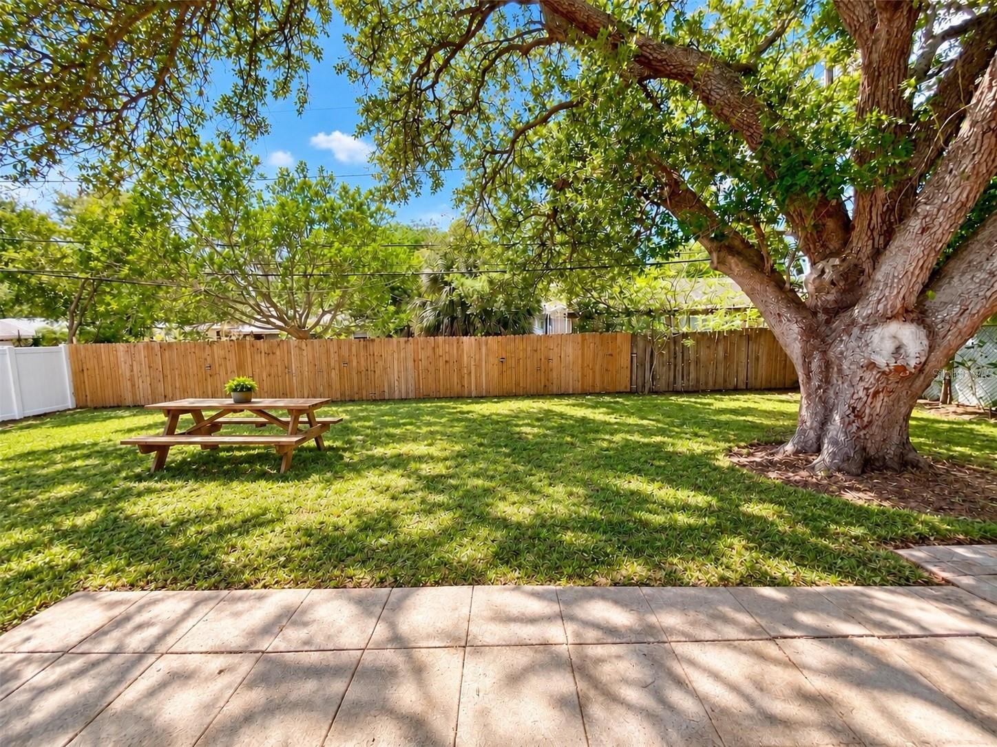 644 MANOR DR W — photo 9