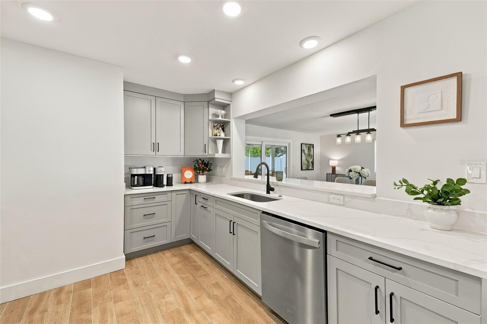 4318 HELENA ST NE — photo 9