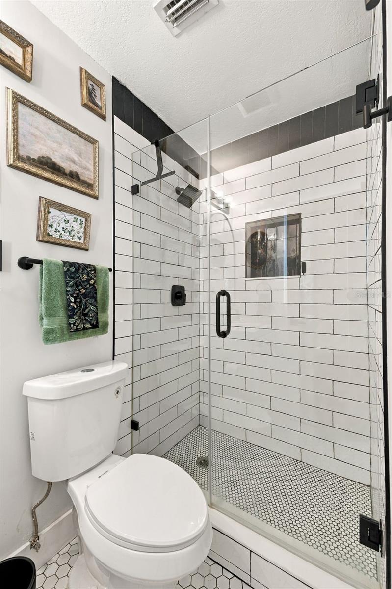 4318 HELENA ST NE — photo 25