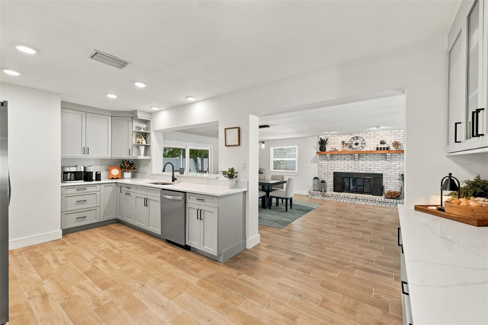 4318 HELENA ST NE — photo 4