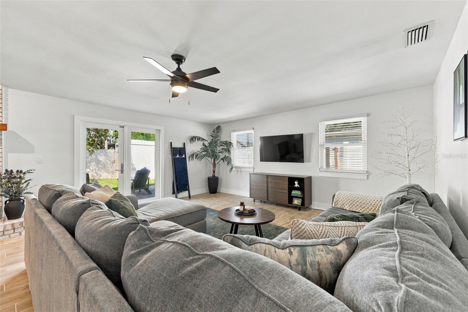 4318 HELENA ST NE — photo 14