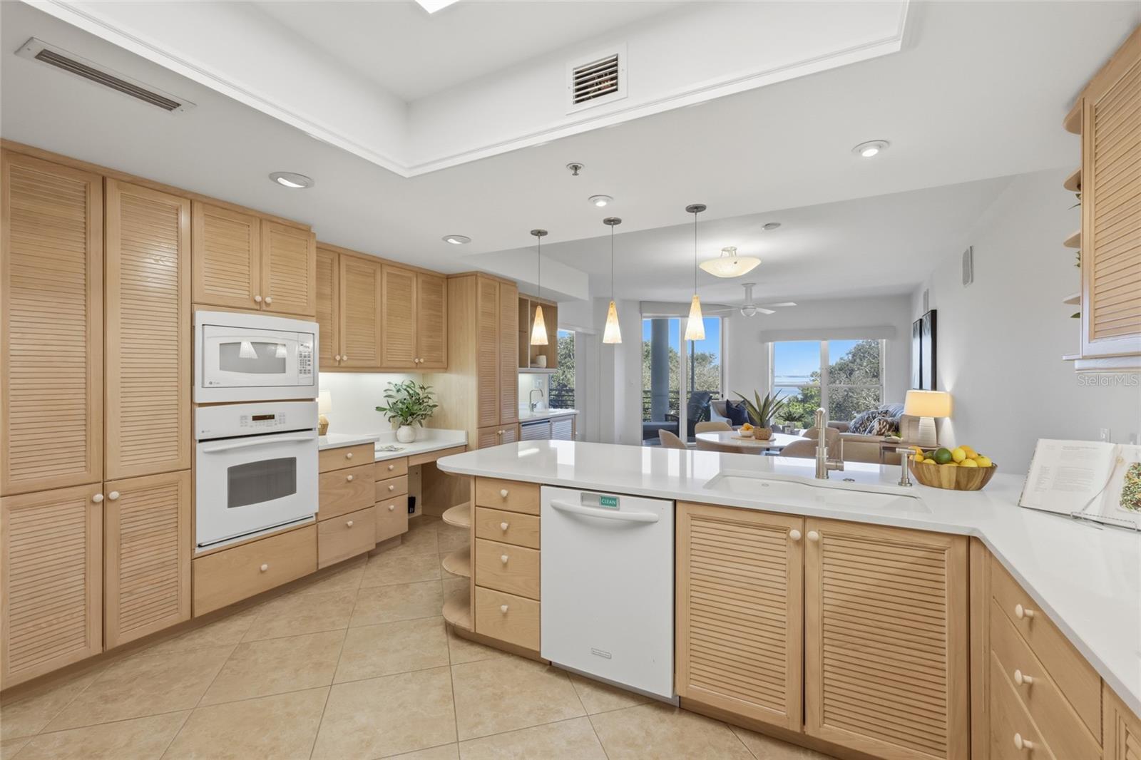 2550 HARBOURSIDE DR #333 — photo 4