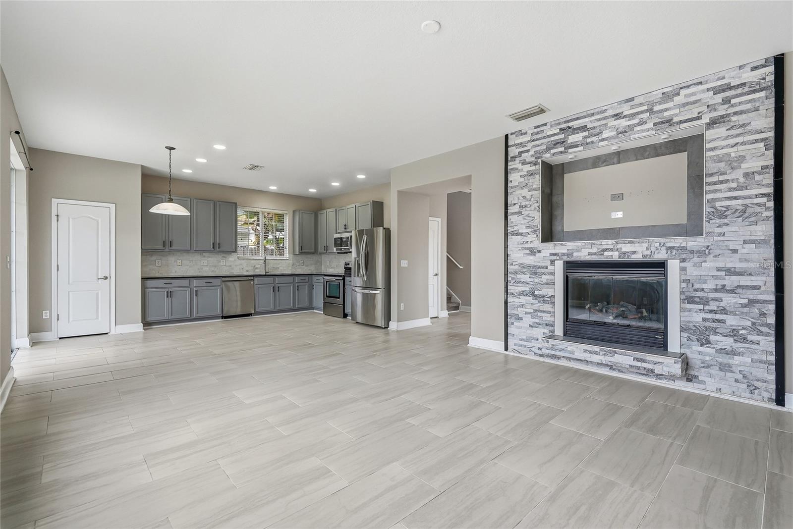 9237 C WELLSTONE DR — photo 40