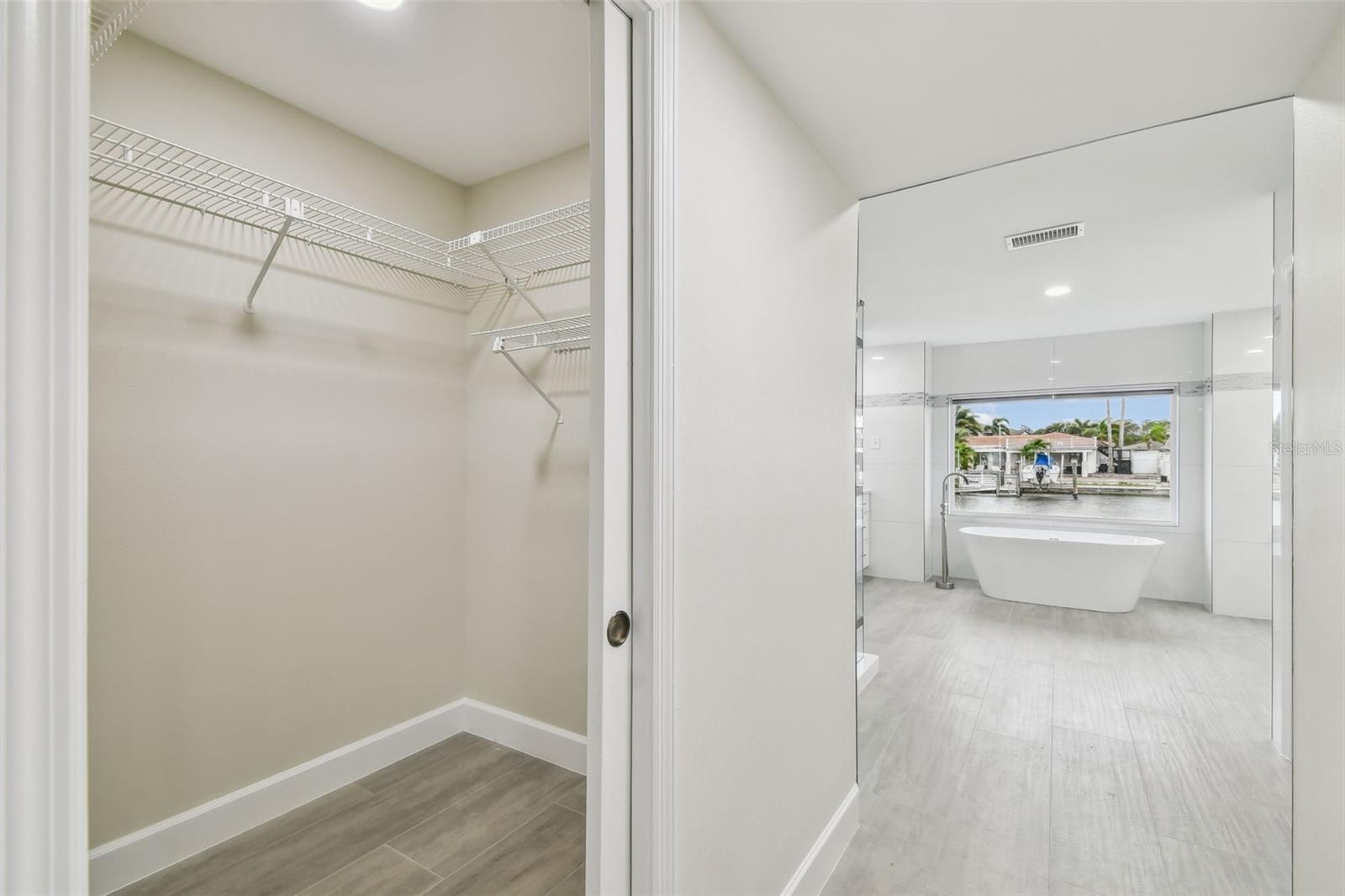 3938 VERSAILLES DR — photo 31