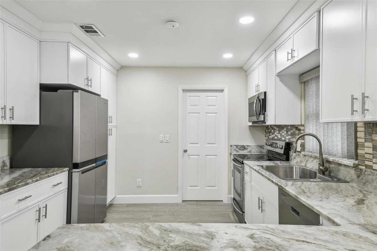 3938 VERSAILLES DR — photo 20