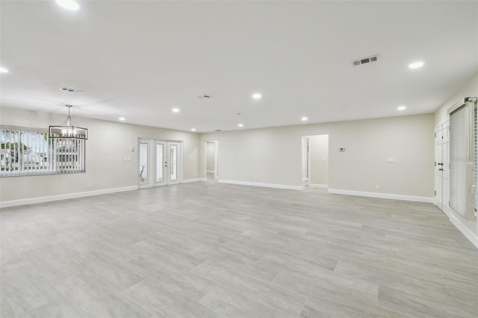 3938 VERSAILLES DR — photo 15