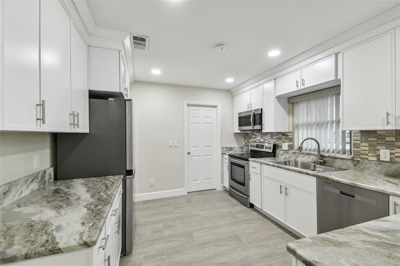 3938 VERSAILLES DR — photo 21