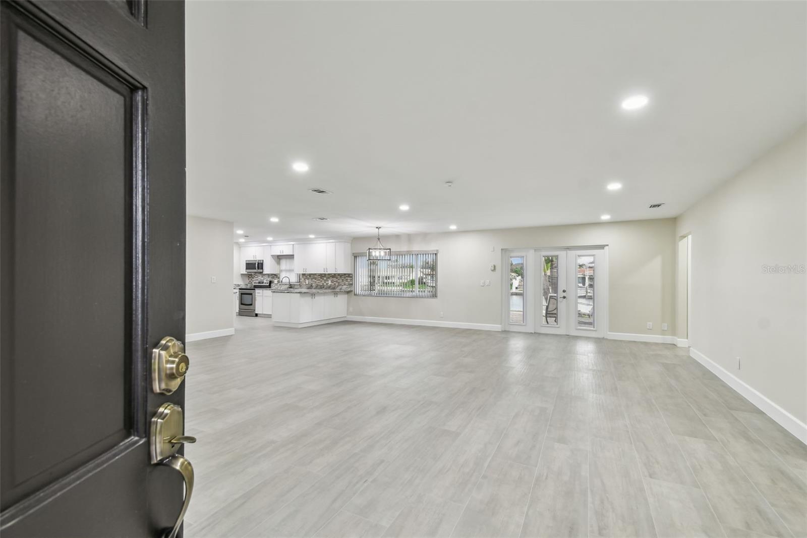 3938 VERSAILLES DR — photo 9