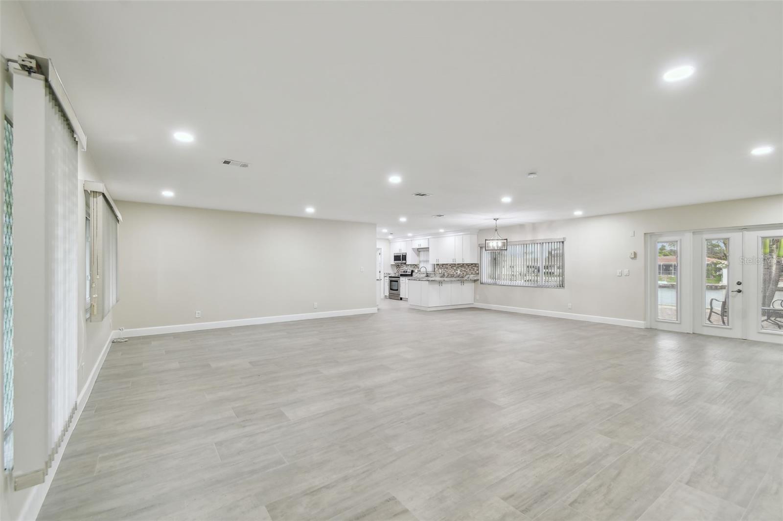 3938 VERSAILLES DR — photo 10