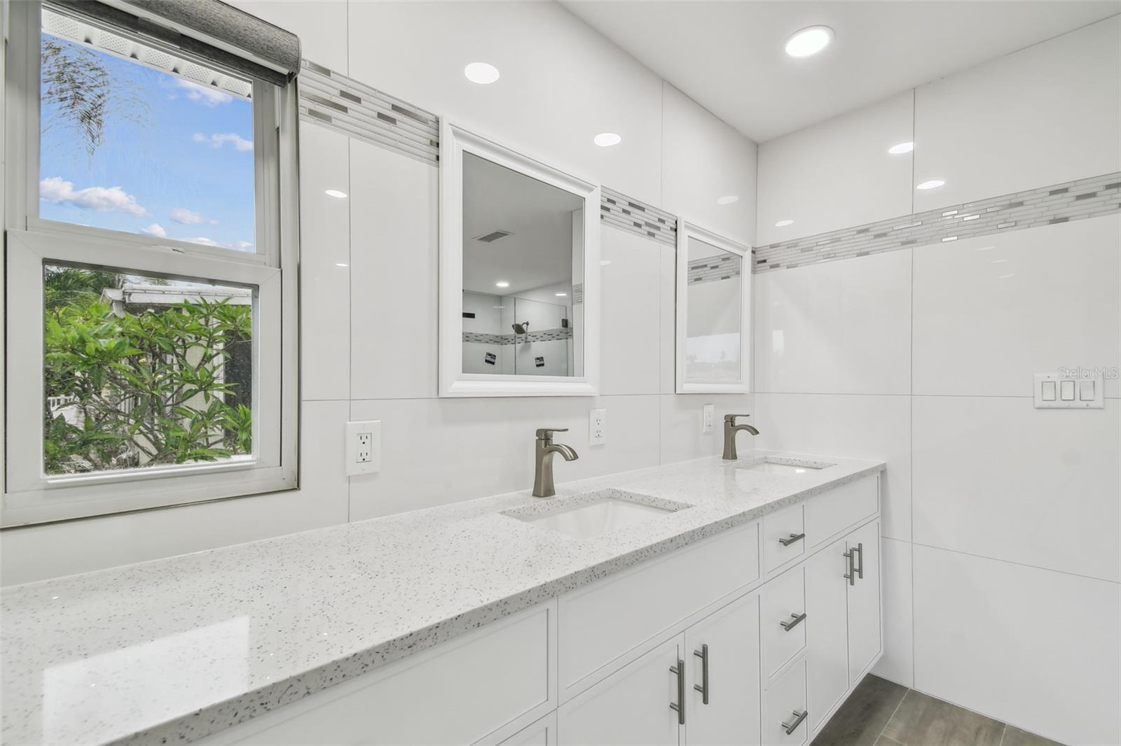 3938 VERSAILLES DR — photo 36