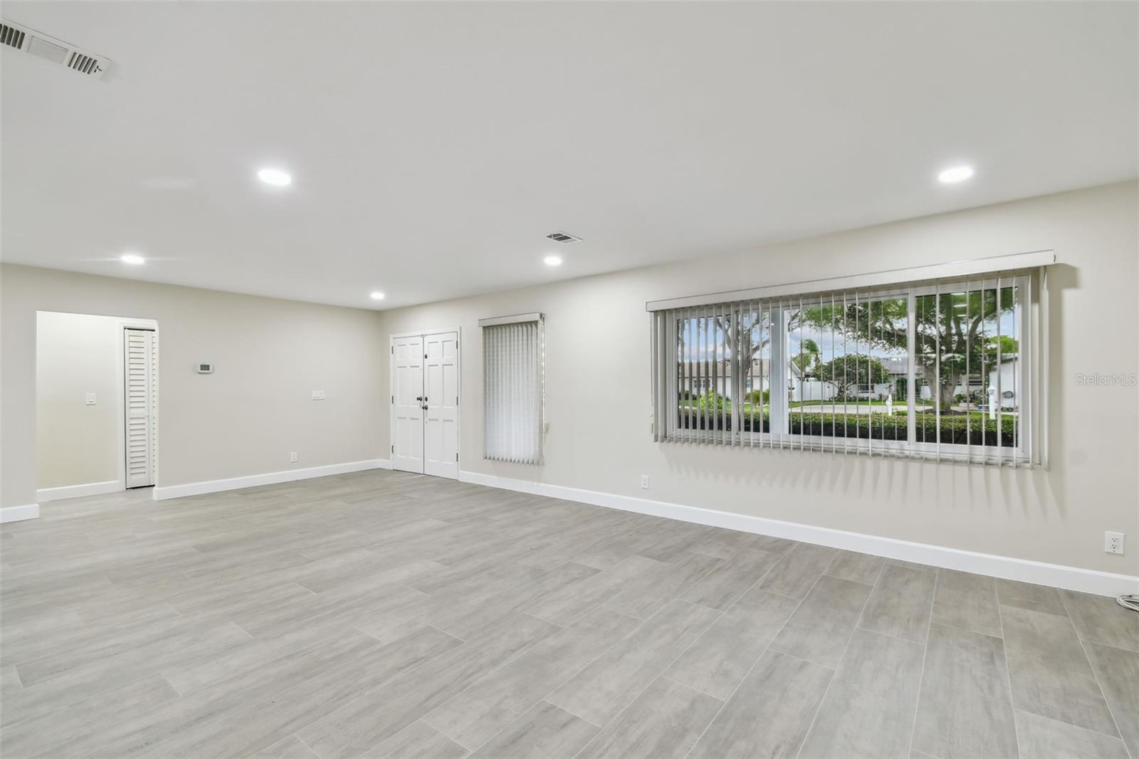 3938 VERSAILLES DR — photo 14