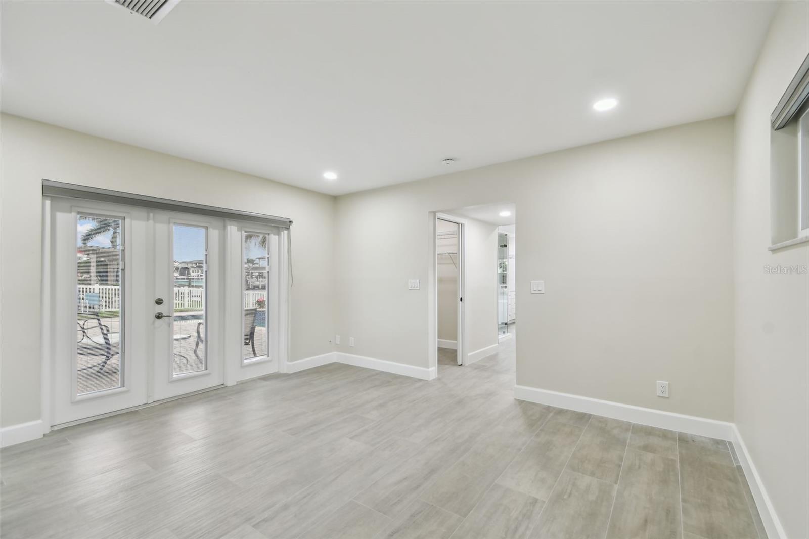 3938 VERSAILLES DR — photo 28