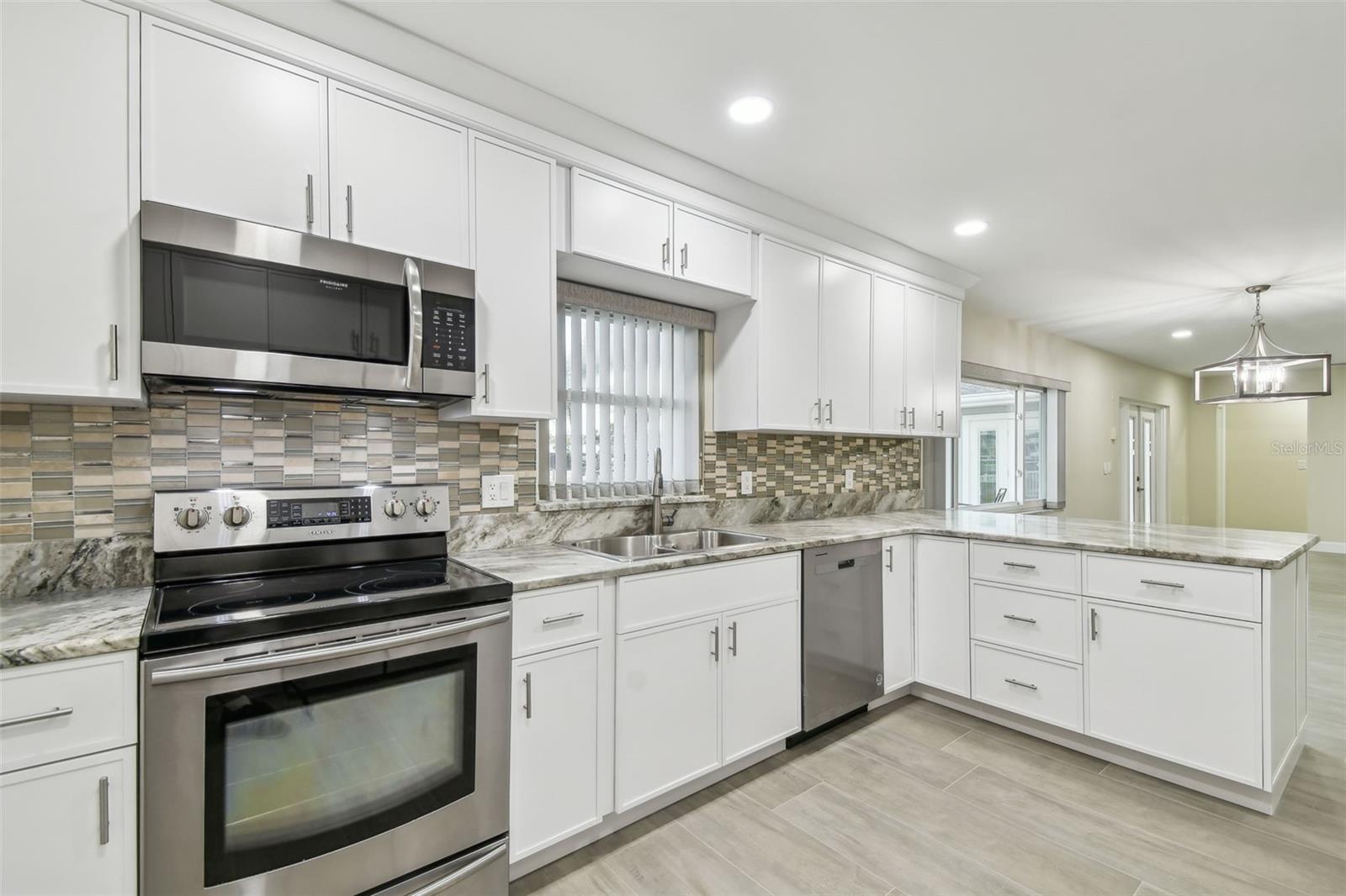 3938 VERSAILLES DR — photo 23