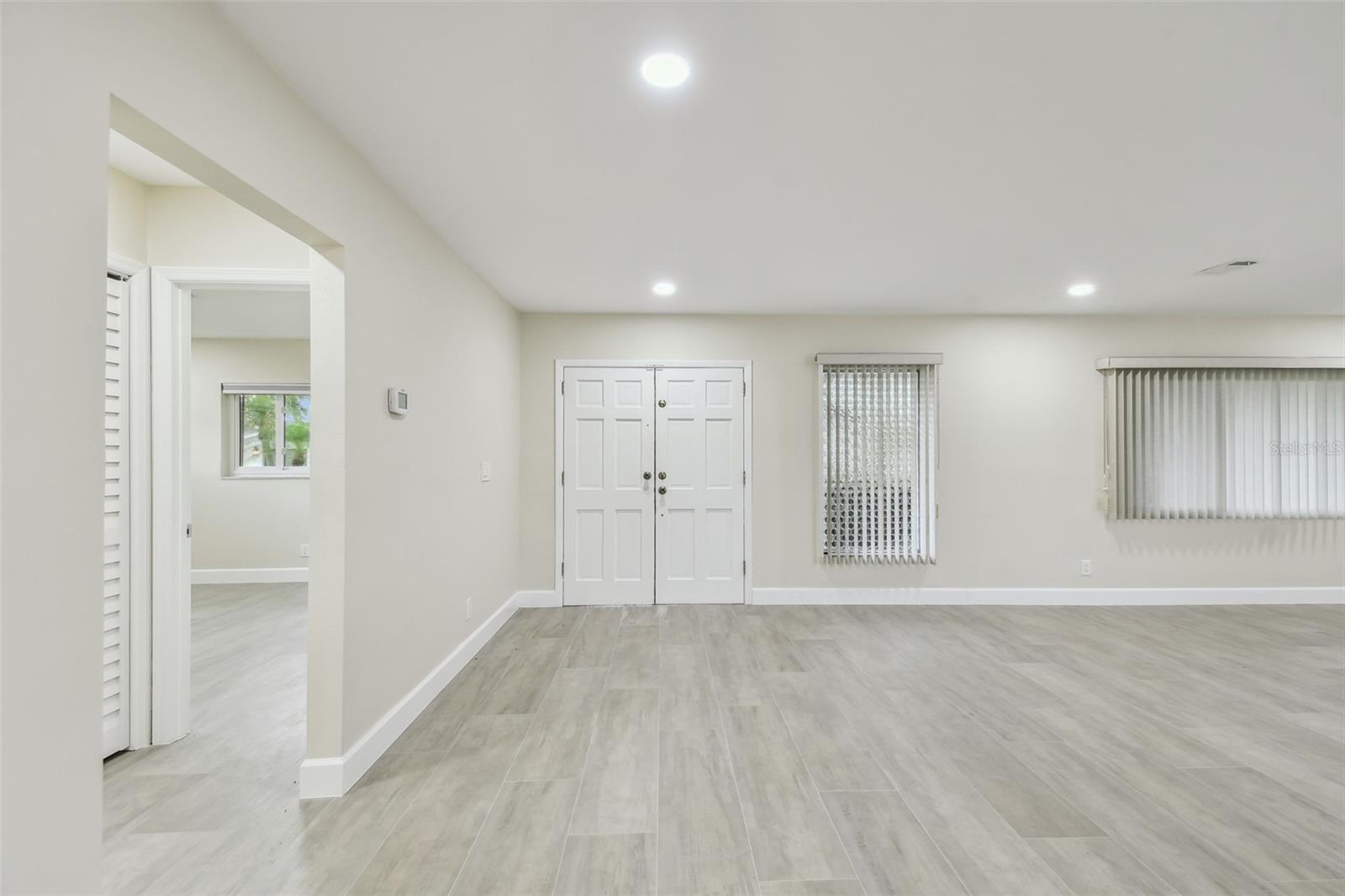 3938 VERSAILLES DR — photo 11