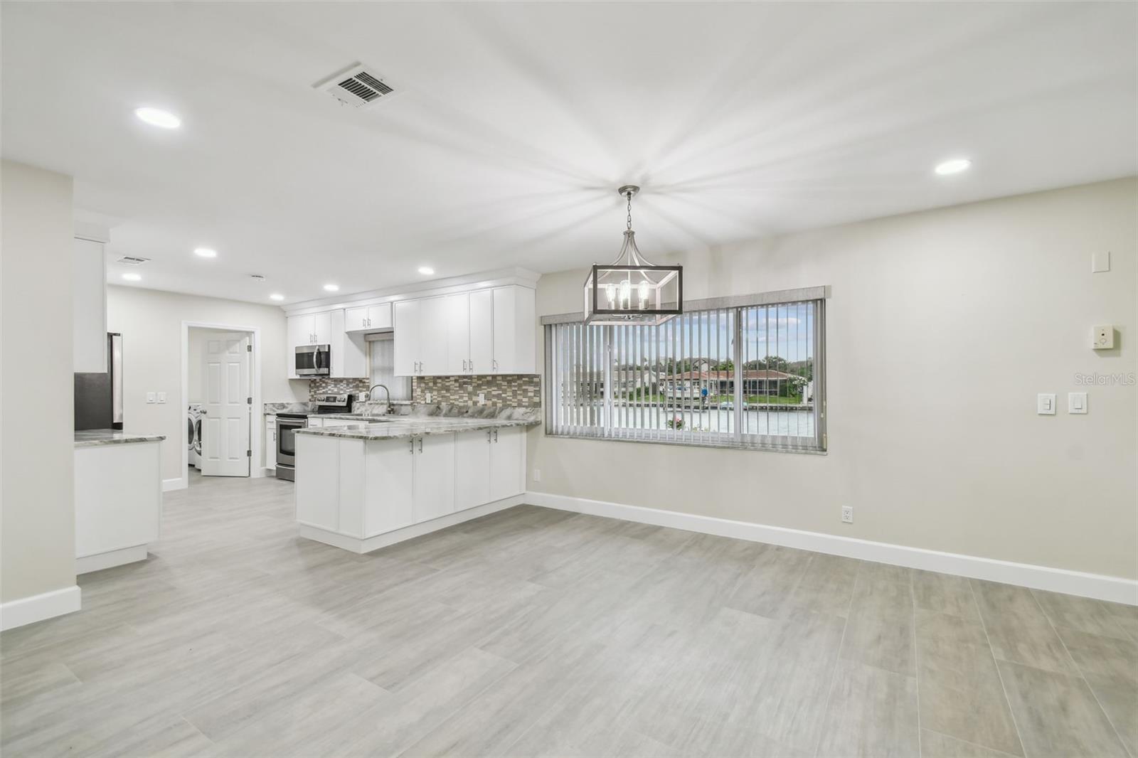 3938 VERSAILLES DR — photo 16