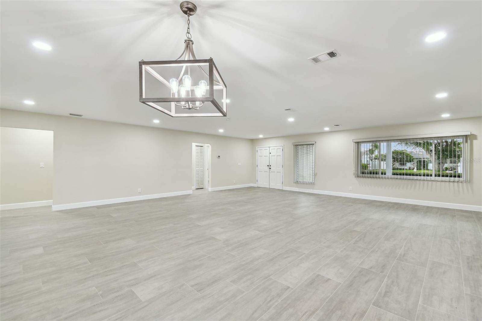3938 VERSAILLES DR — photo 12