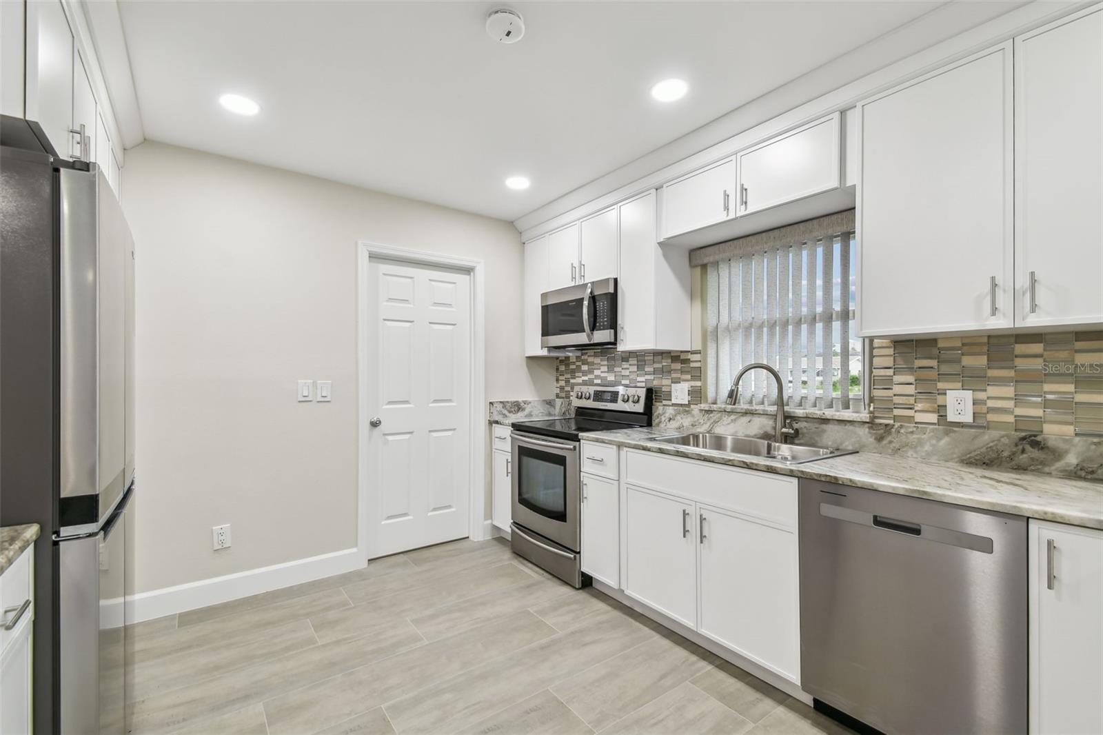 3938 VERSAILLES DR — photo 22