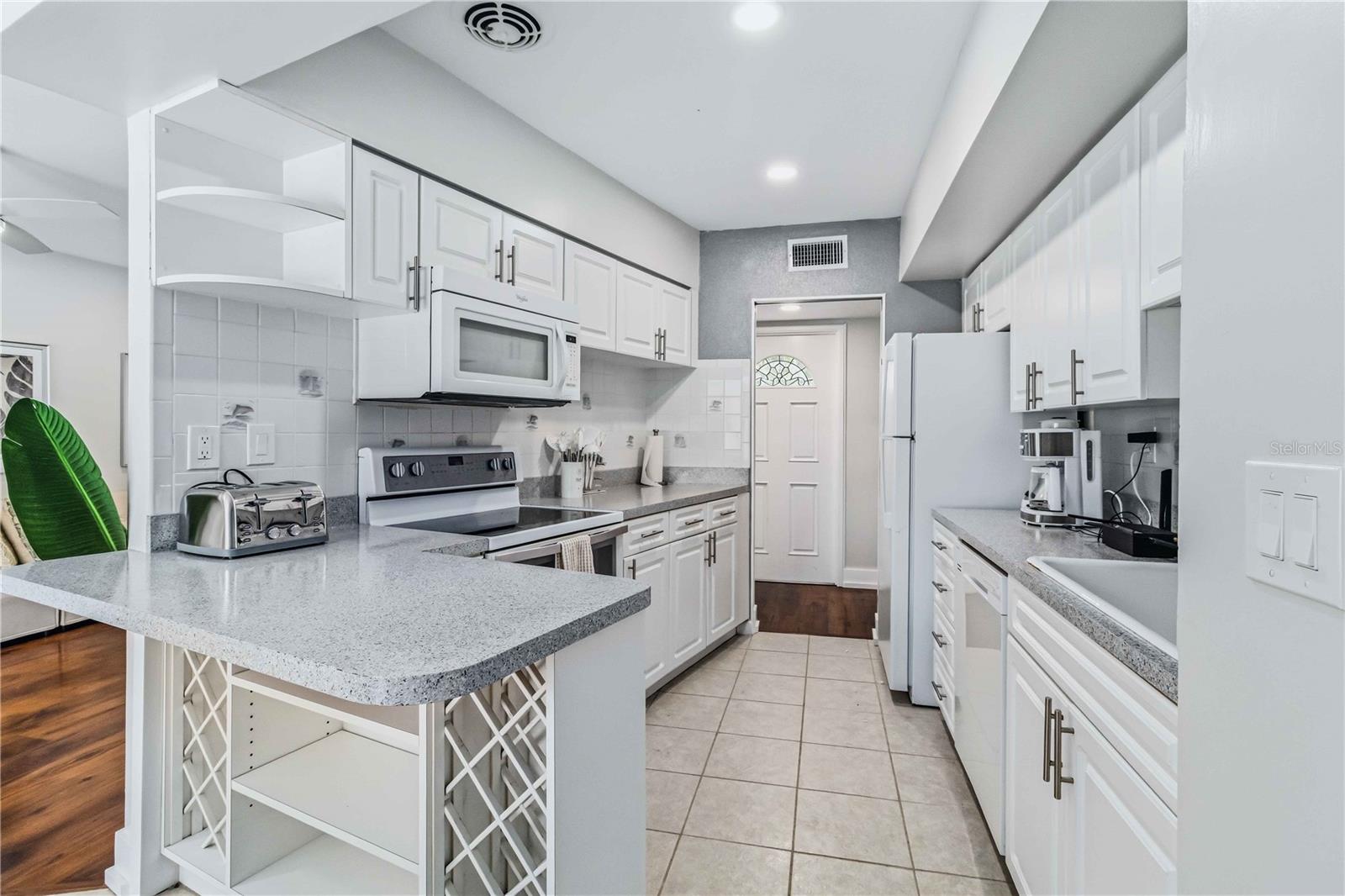 8006 N OLA AVE — photo 5