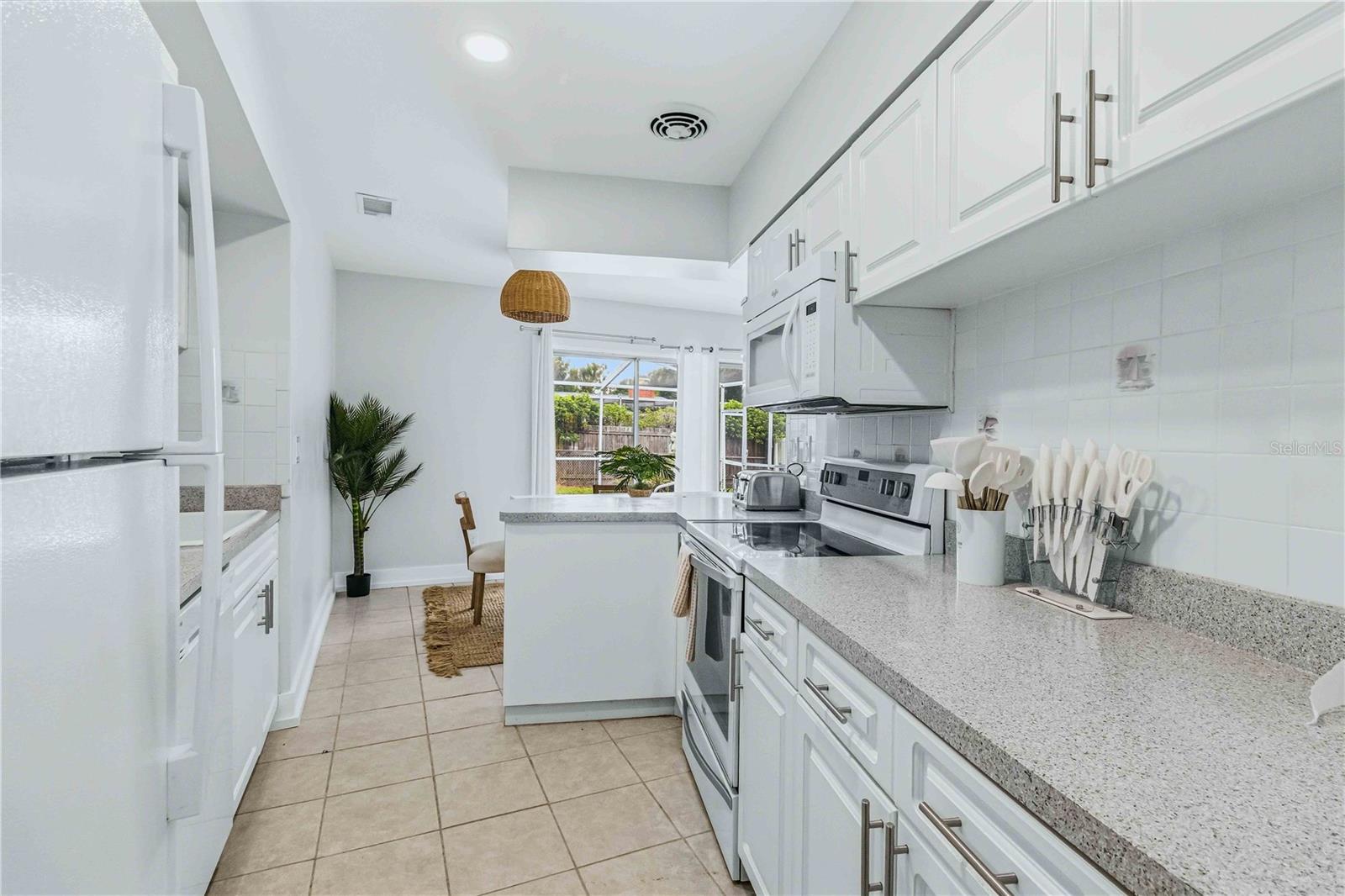 8006 N OLA AVE — photo 6
