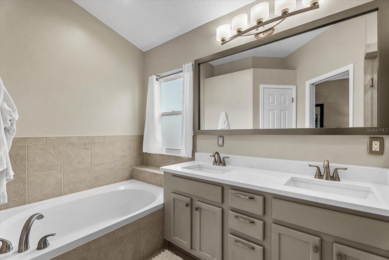 15302 SEAROBBIN DR — photo 34