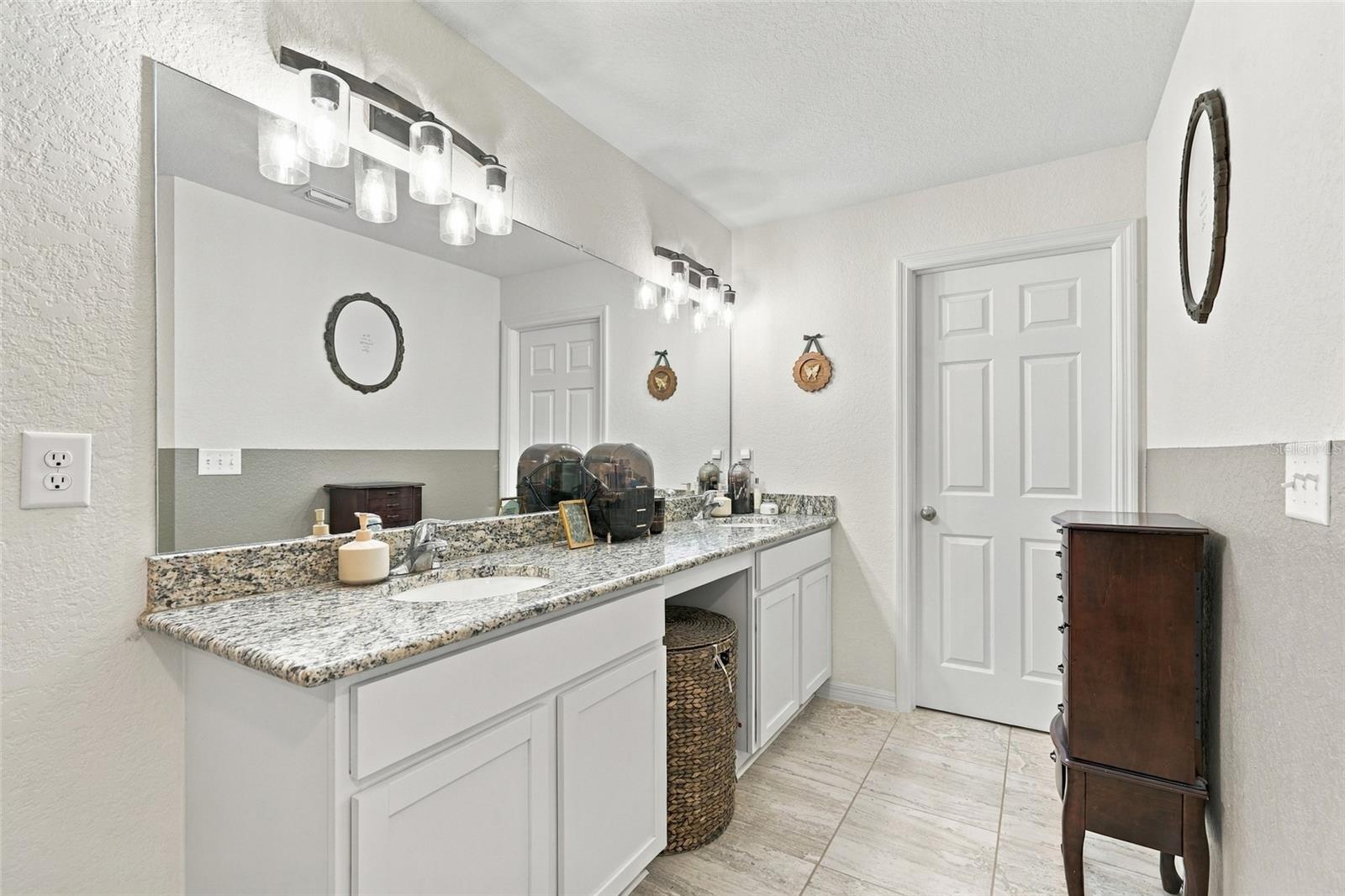 1953 RADA LN — photo 32