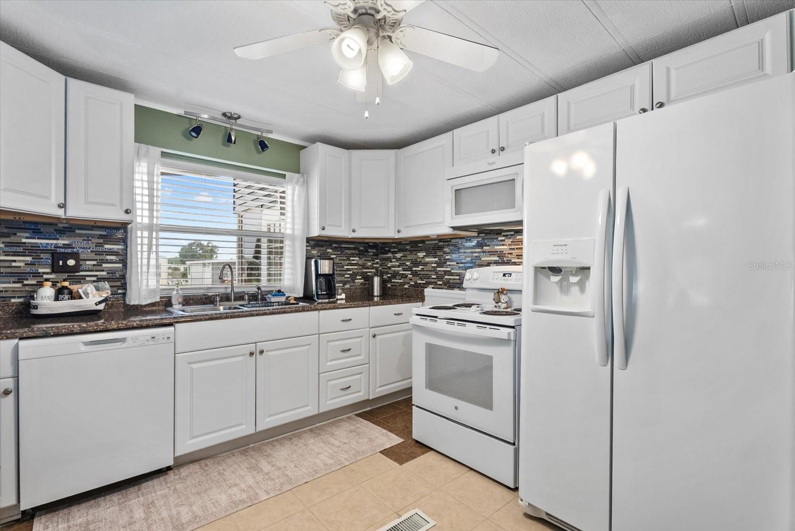 560 FAIRMOUNT DR — photo 6