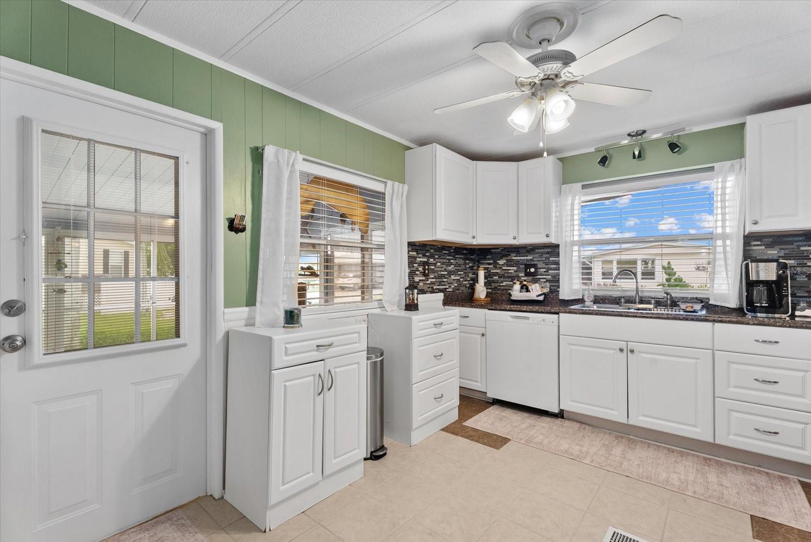 560 FAIRMOUNT DR — photo 3