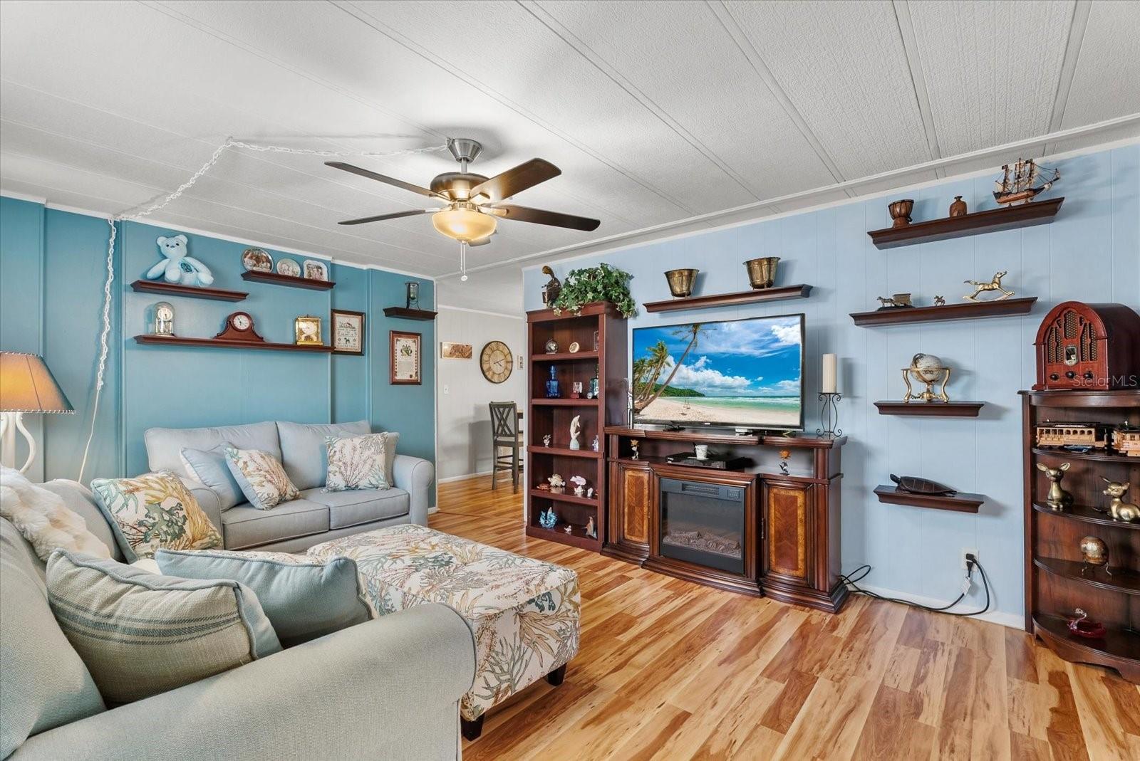 560 FAIRMOUNT DR — photo 11