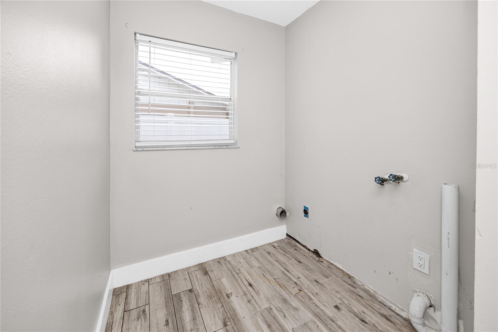 4624 WISTERIA DR — photo 31