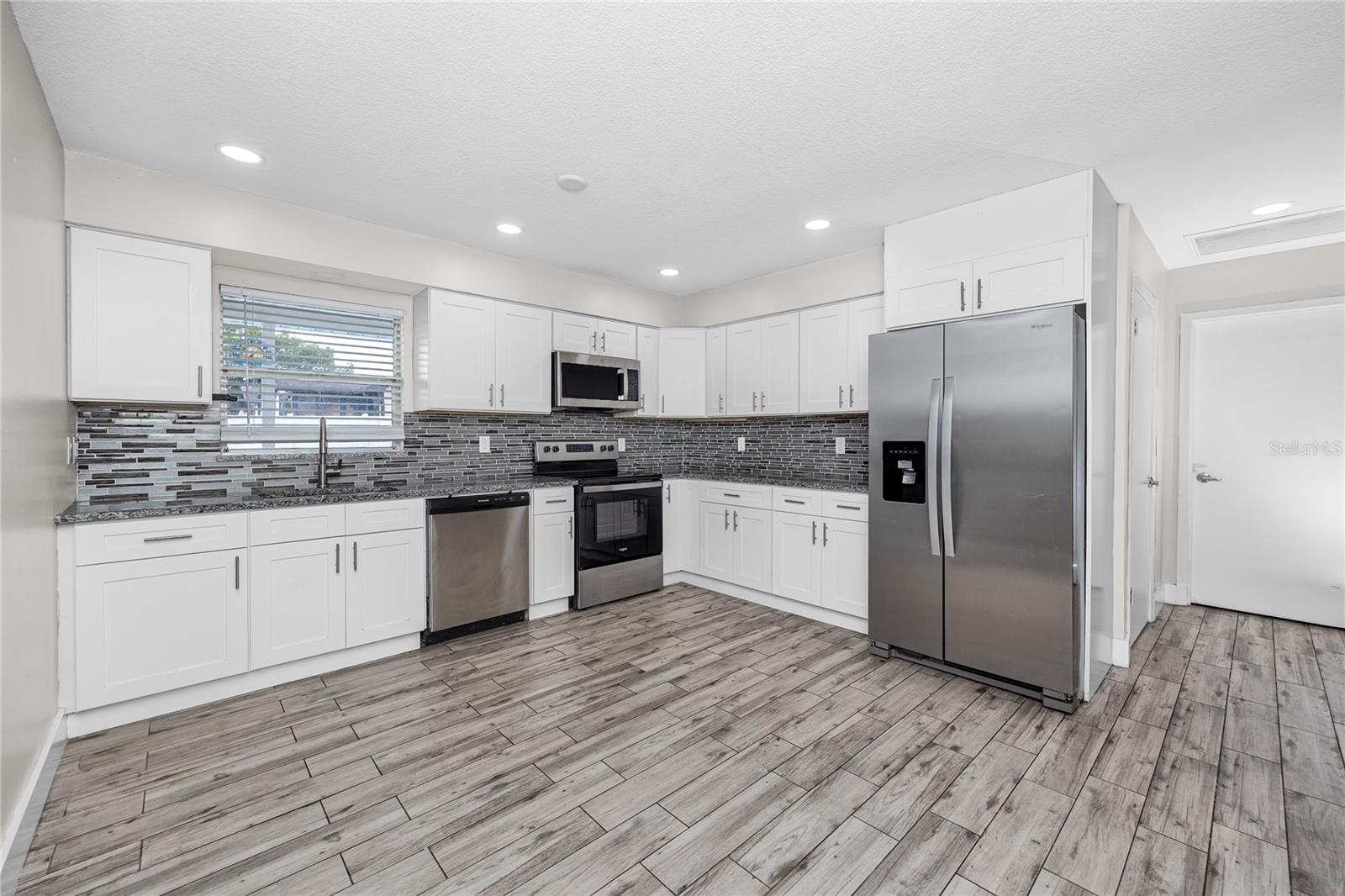 4624 WISTERIA DR — photo 10