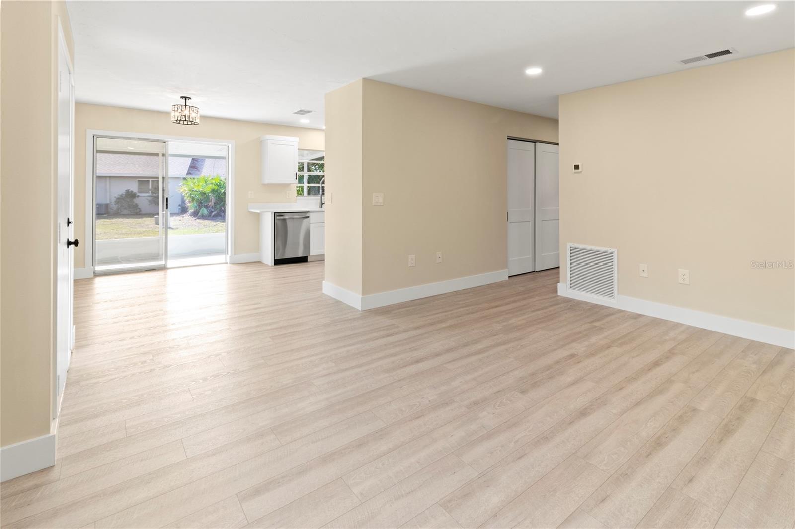 727 N JEFFERSON AVE #727 — photo 18