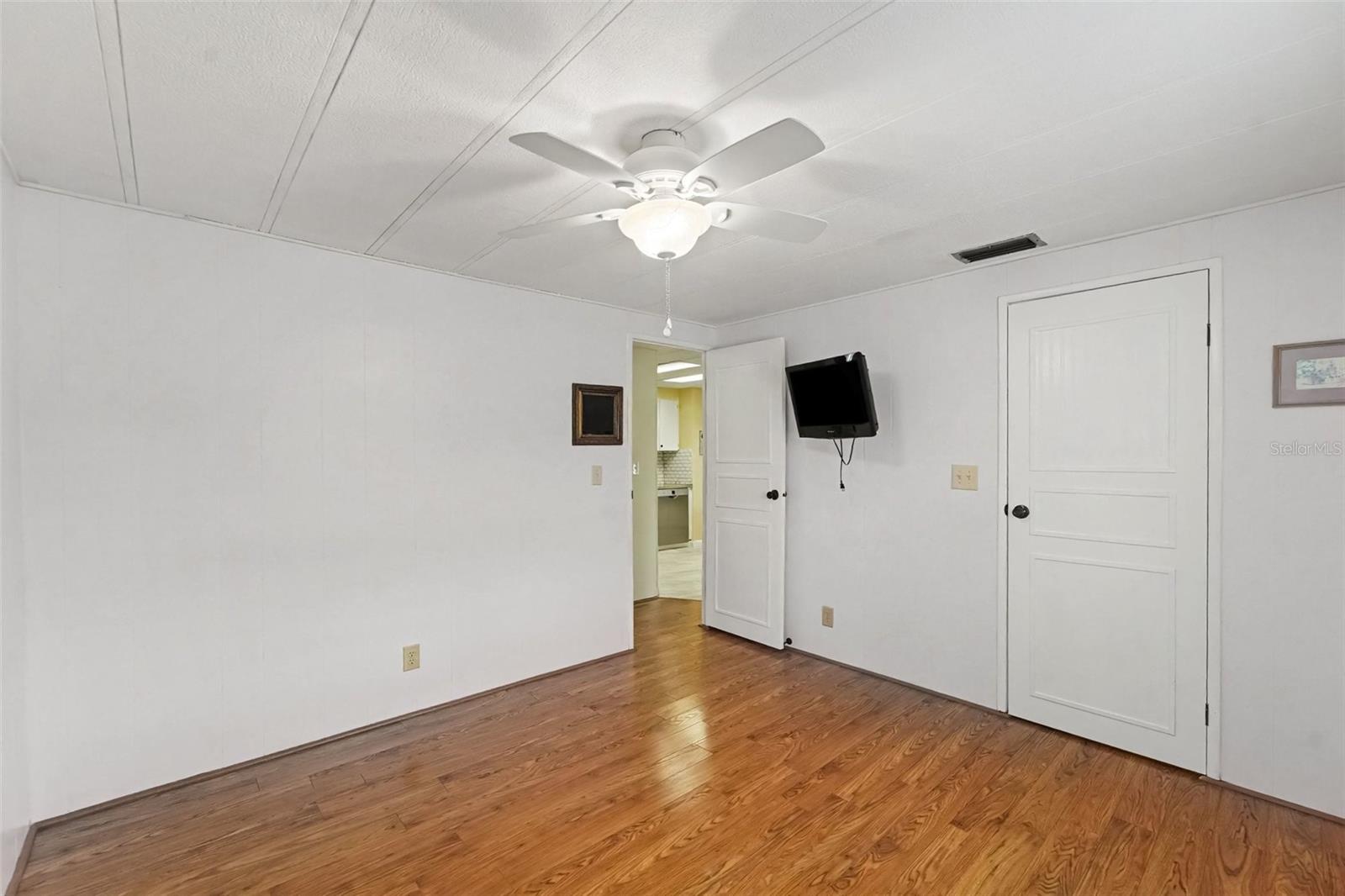 10055 COLLINGWOOD AVE — photo 24