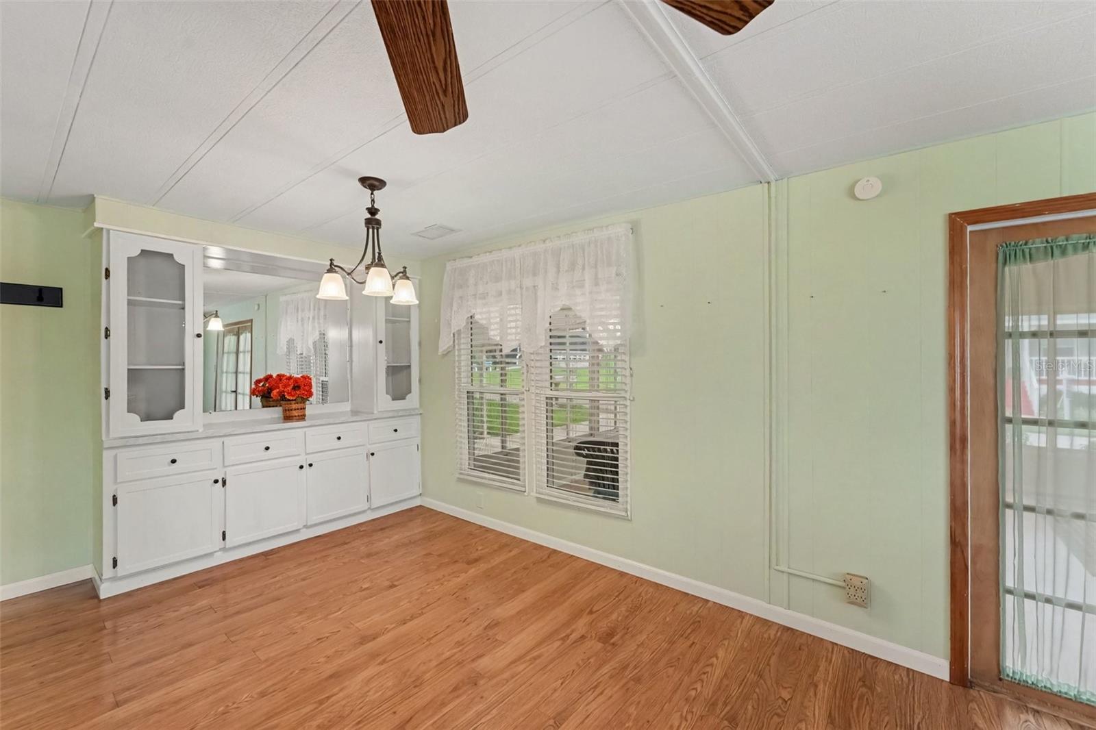 10055 COLLINGWOOD AVE — photo 13