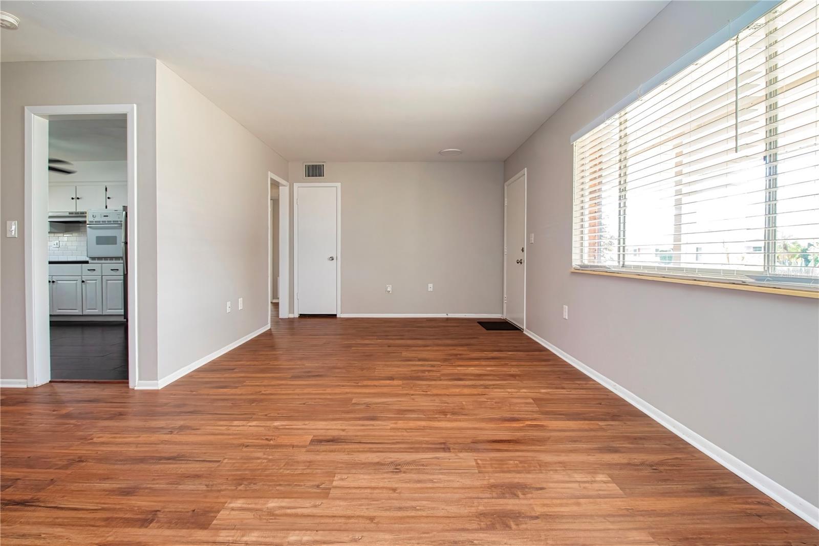 1507 N LAKE DR — photo 9