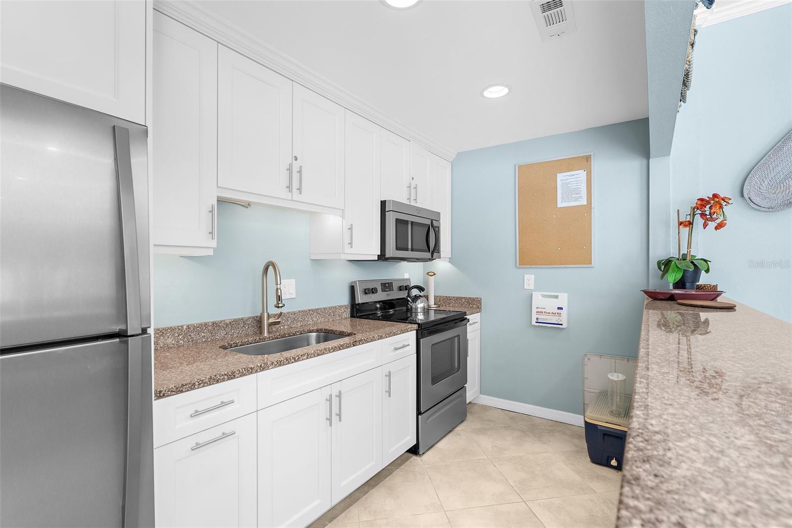 600 SUTTON PL #101B — photo 35