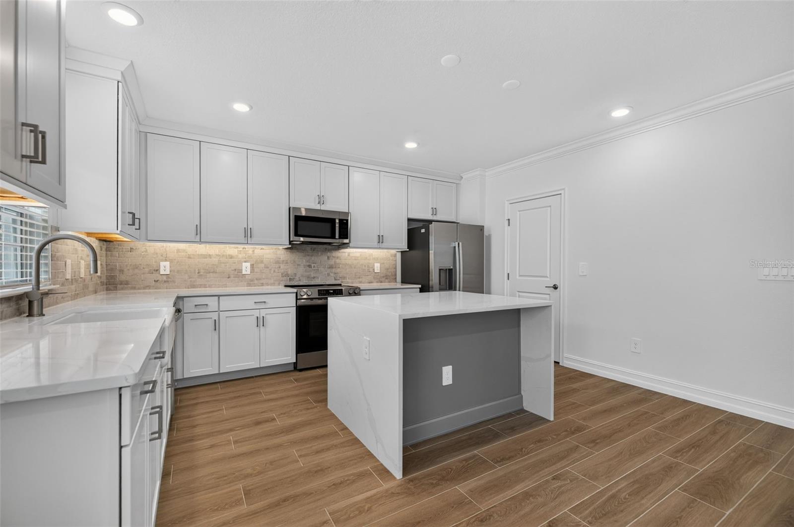 1445 WEST CHESTNUT ST — photo 14