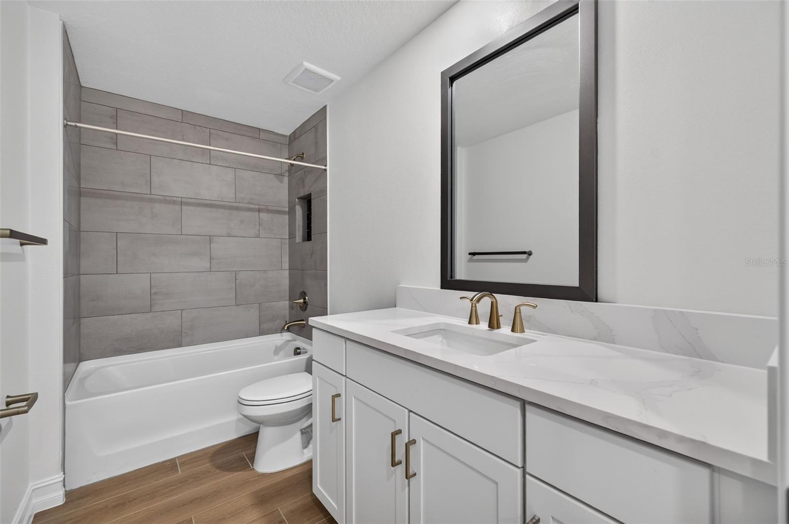 1445 WEST CHESTNUT ST — photo 25