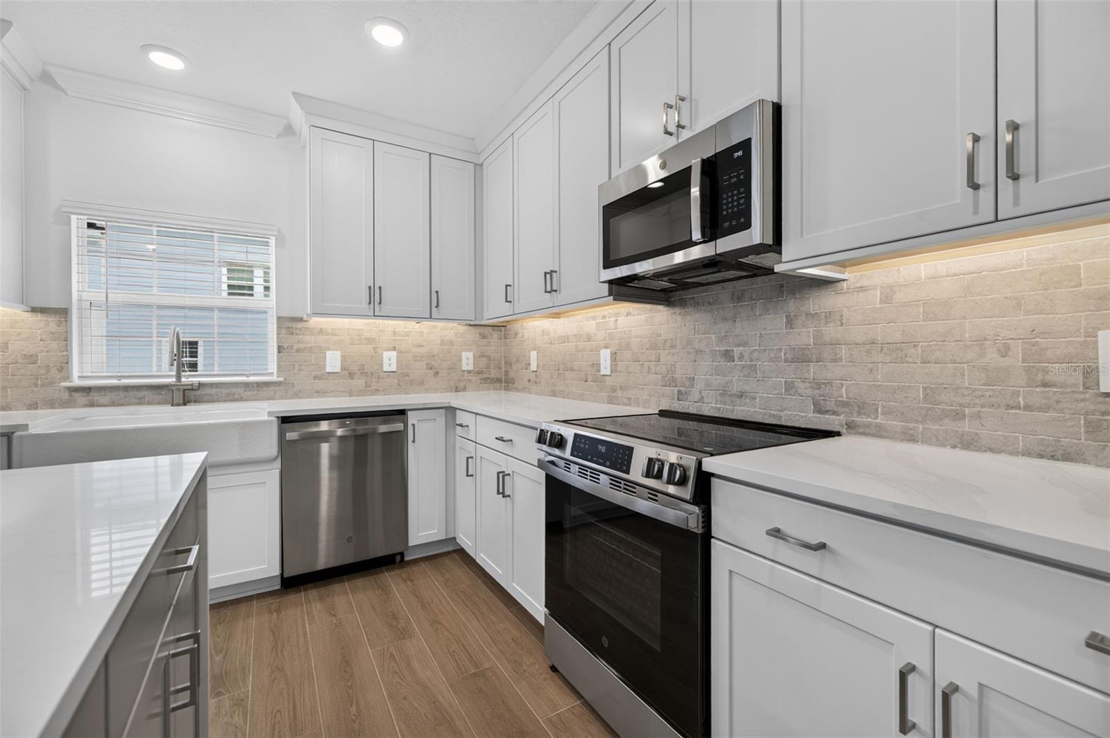 1445 WEST CHESTNUT ST — photo 16