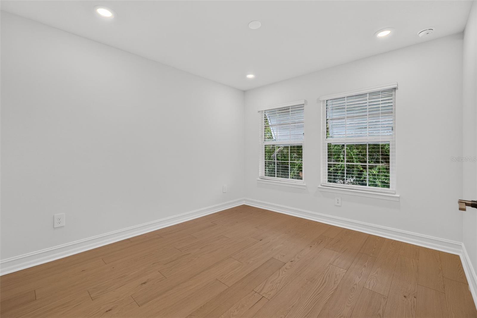 1445 WEST CHESTNUT ST — photo 24