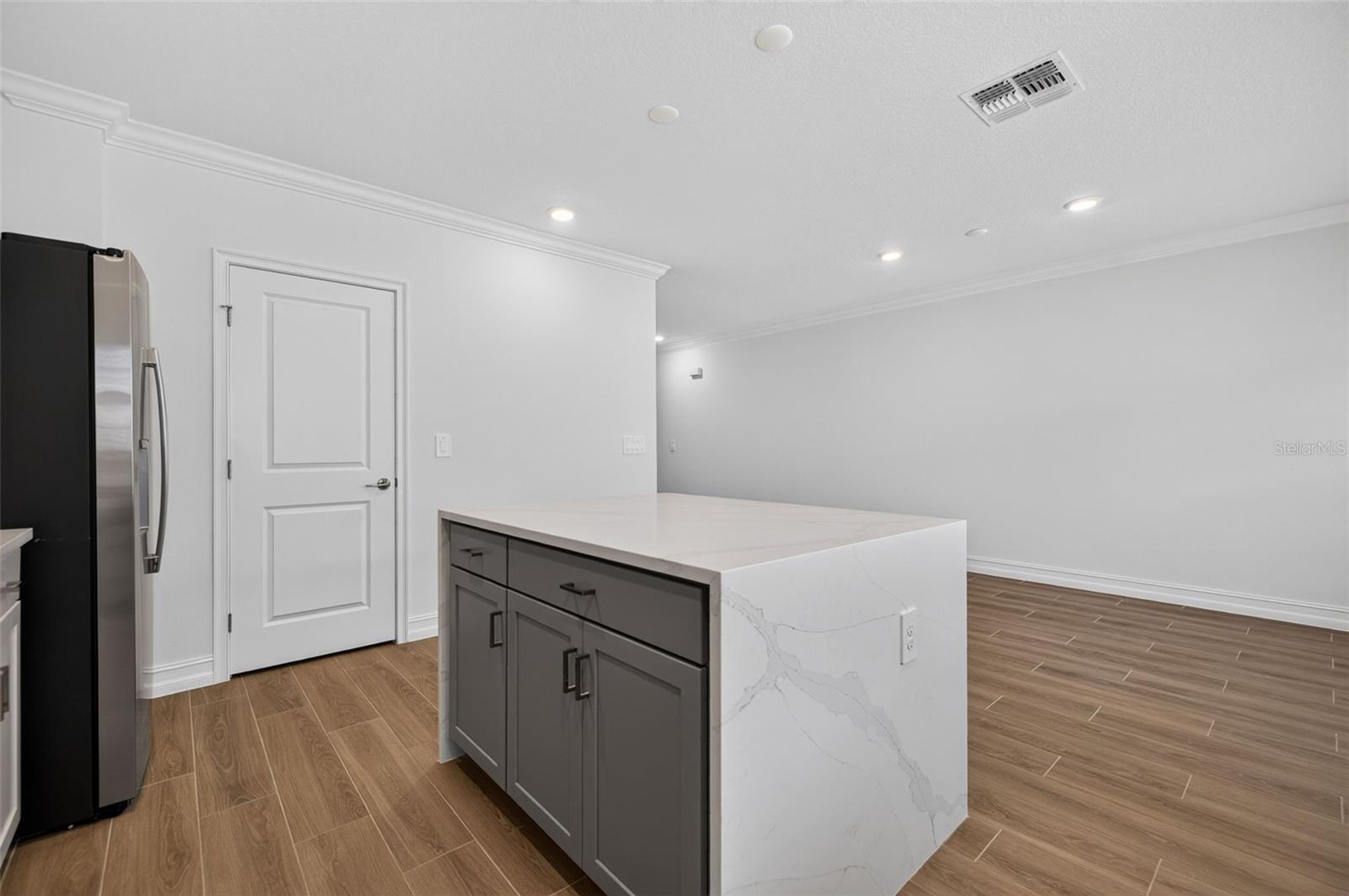1445 WEST CHESTNUT ST — photo 17
