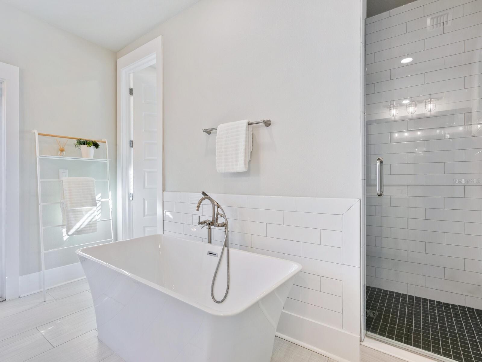 508 LAUREL PARK DR — photo 23